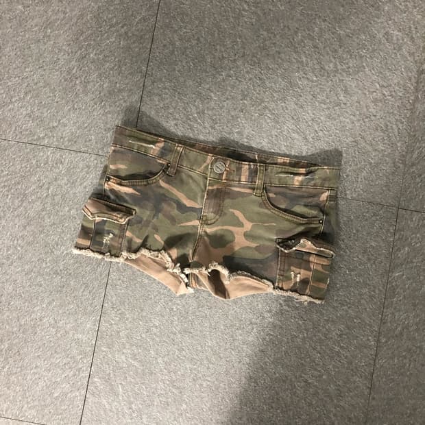 damaged camo low rise shorts