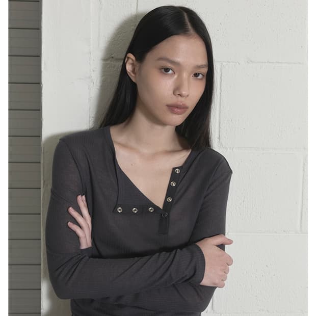 ordes 오데스 스냅 헨리넥 티 차콜