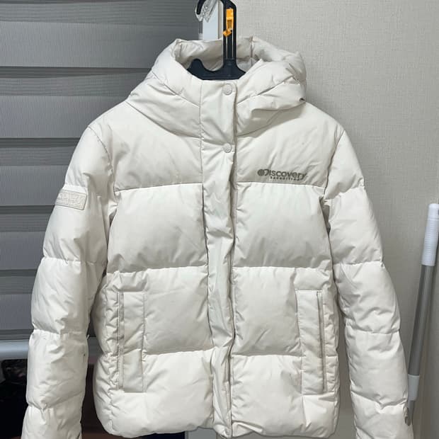 디스커버리 VENTURE FORTH 아이보리 패딩 90 판매합니다