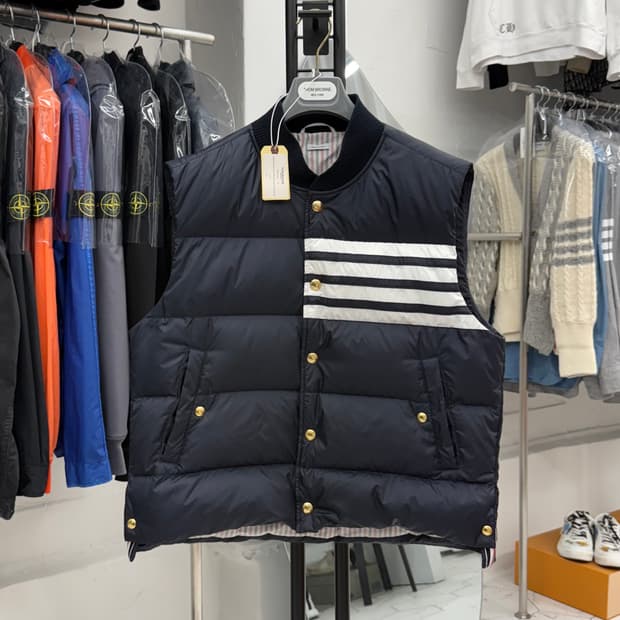 [4] 톰브라운 사선 나일론 금장 조끼패딩