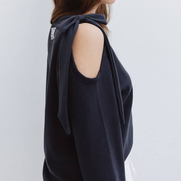 새상품) 더티스 리본 숄더 컷 티셔츠