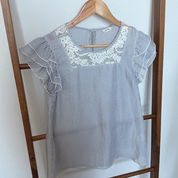 레스트 로즈 자수 스트라이프 블라우스