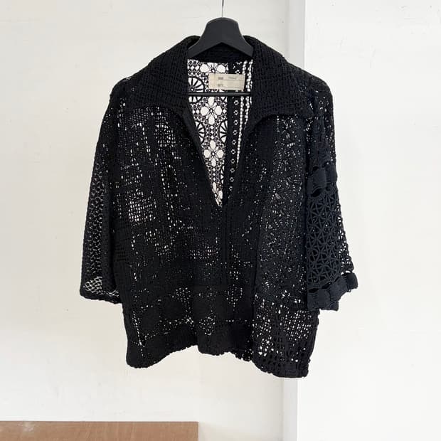 나나서카 블랙 컬러 오픈워크 크로셰 브이넥 셔츠 