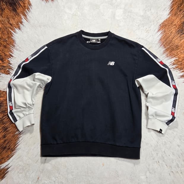 뉴발란스 사이드 배색 맨투맨