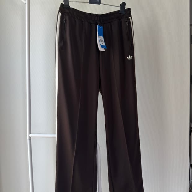 아디다스 공용 트랙 팬츠 / 다크브라운 / XS /JD5263