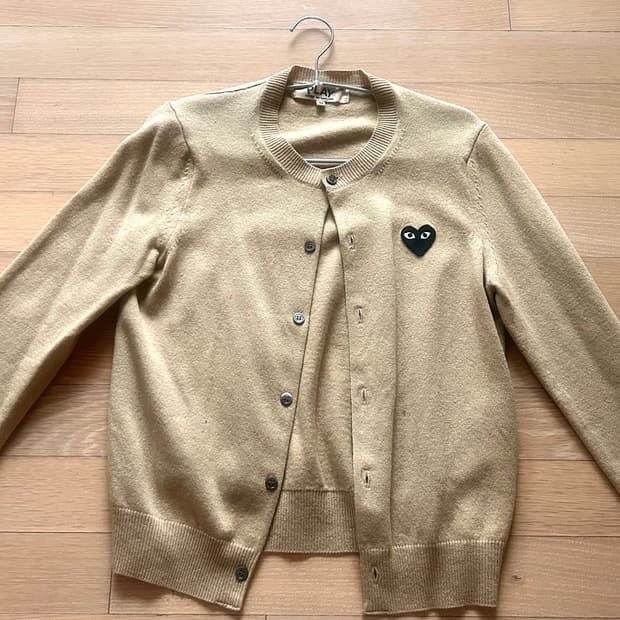 꼼데가르송 play 라인 베이지 가디건
