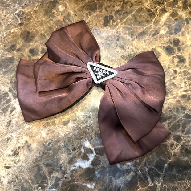 프라다 블랙로고  헤어핀 브라운