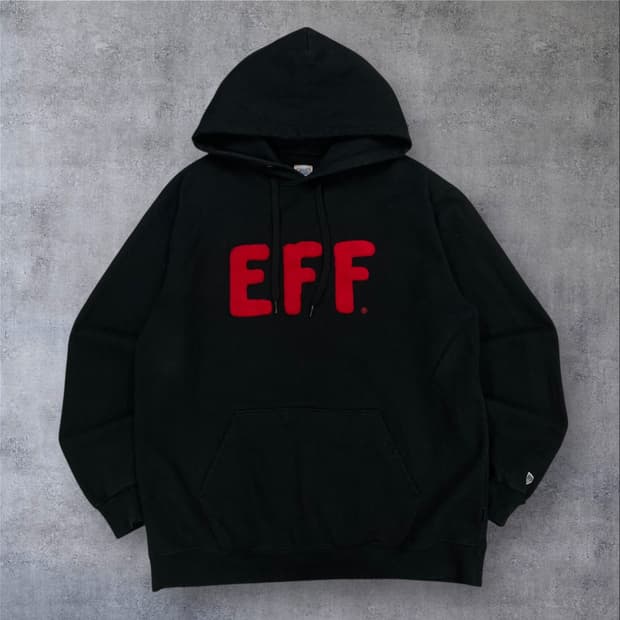 이벳필드 블랙 컬러 빅로고 후드티