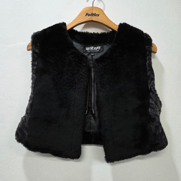 MIRAPE 블랙 퍼 조끼 크롭