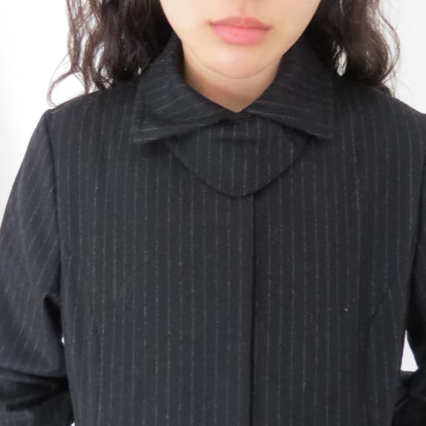 유니크 넥라인 네이비 자켓