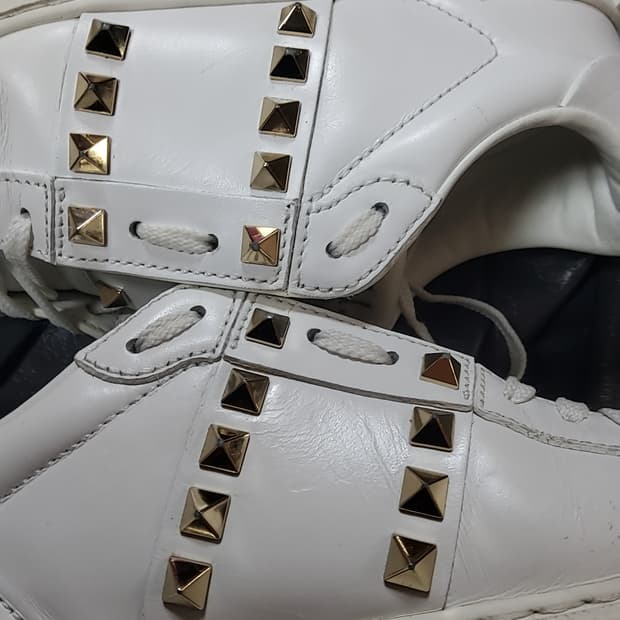 발렌티노 가라바니 언타이틀드 락스터드 스니커즈 235