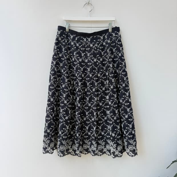 JPN 네이비 도트 펀칭 플라워 스커트