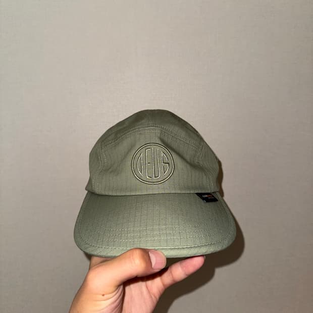 데우스 엑스 마키나 캠프캡 올리브