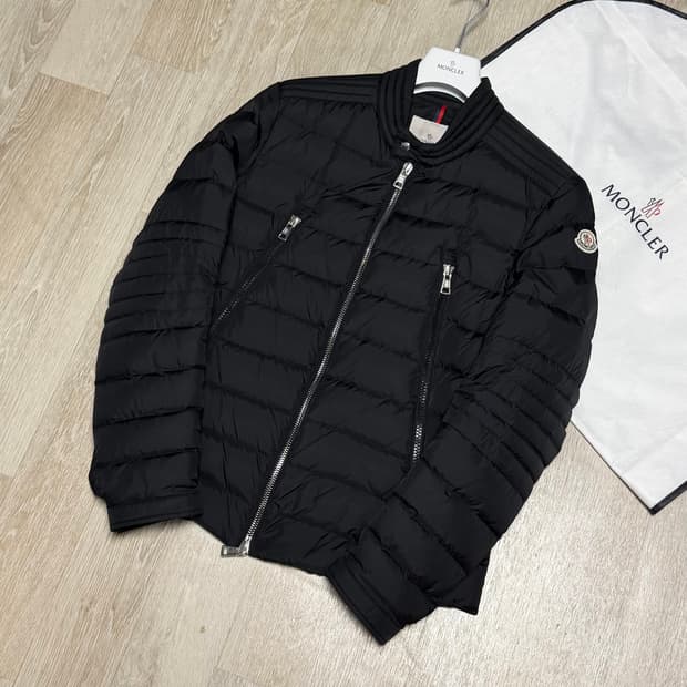 [블랙 3/새상품급] 몽클레어 아미오 경량패딩 자켓 블랙 풀구성