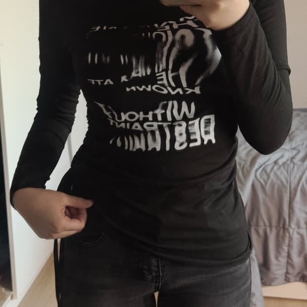 블랙 프린팅 티