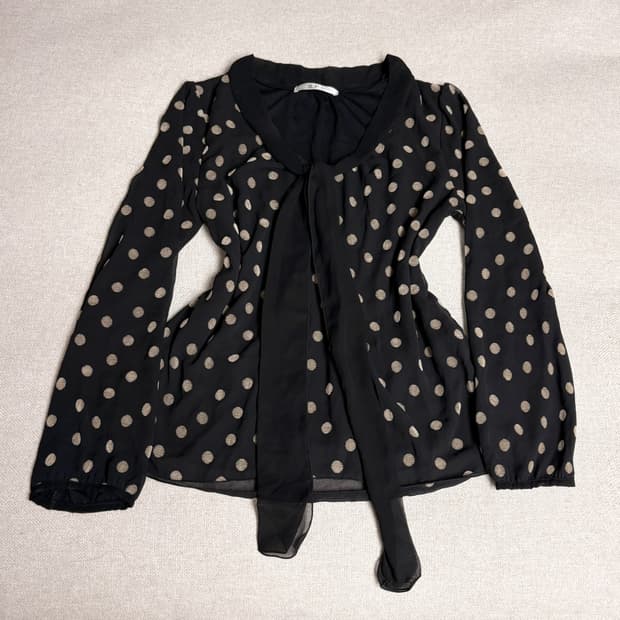(이체시에눌) 일본 히메갸루 도트 패턴 블랙 끈 리본 디테일 블라우스