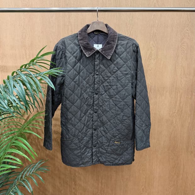 바버 경량 퀄팅 자켓 코듀로이 카라 스냅 버튼 패치 포켓 디테일 브라운