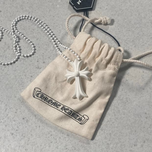 크롬하츠 실리크롬 CH 크로스 펜던트 화이트