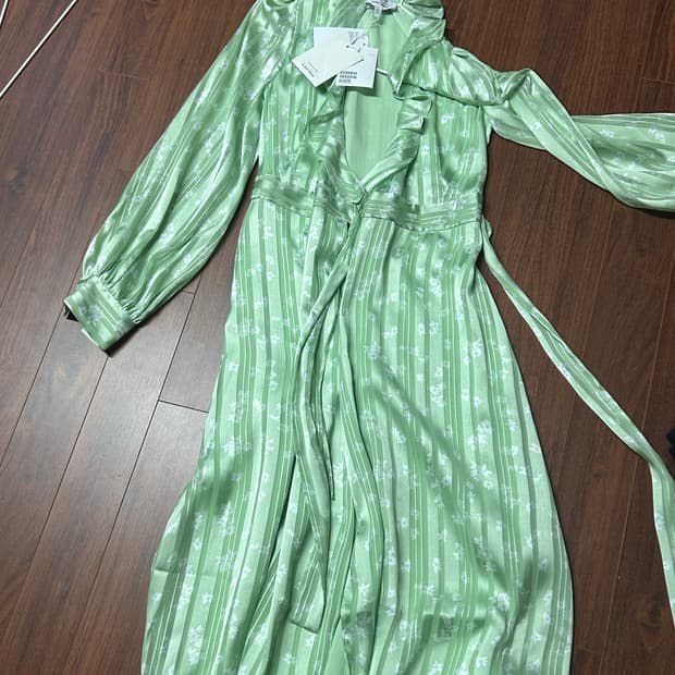 앤아더스토리즈 원피스 (랩스타일)