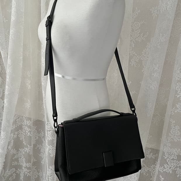 럭키슈에뜨 x 쿠론 크로스백 블랙