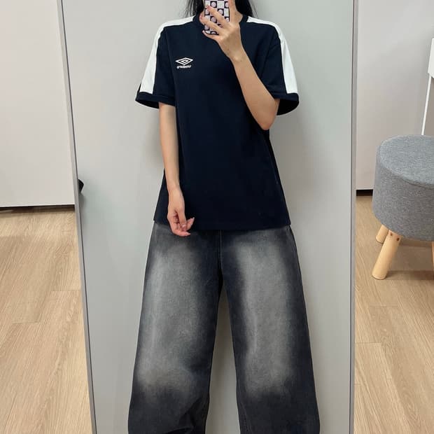 엄브로 인스파이어드 블랙 반팔 티셔츠
