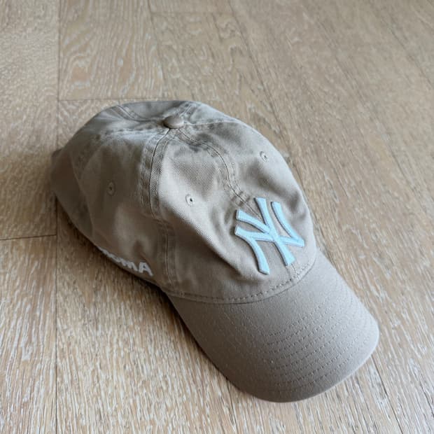 [FREE] 뉴에라 x 모마 뉴욕 양키즈 캡 카멜