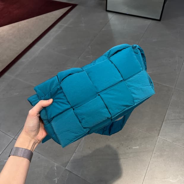 [정품] 보테가베네타 패딩 카세트백