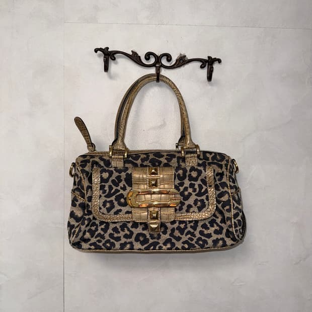 Guess leopard gold buckle python 숄더백