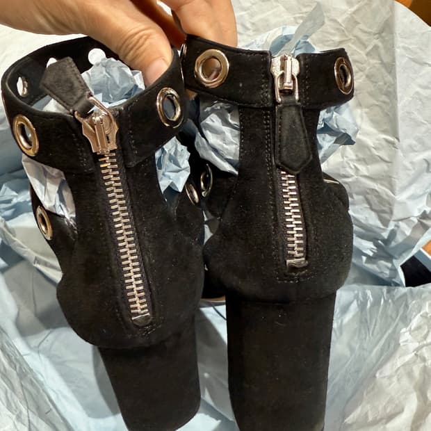 PRADA 프라다 아일렛 샌들 부츠