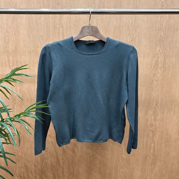 프라다 레귤러핏 라운드넥 긴팔 크롭 니트 미니멀 솔리드 디테일 차콜