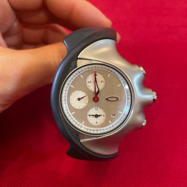 오클리 데토네이터 시계