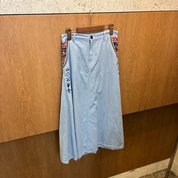 빈티지 데님 롱스커트 에스닉 자수 패턴 포켓 디테일 라이트 블루 k355