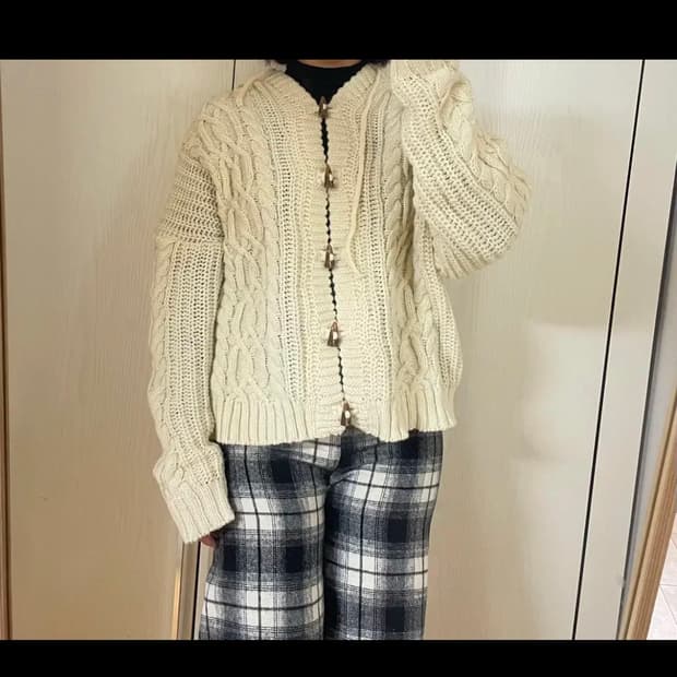 러브미모어 아이보리 꽈배기 니트 후드 가디건 더플 떡볶이 단추 빈티지