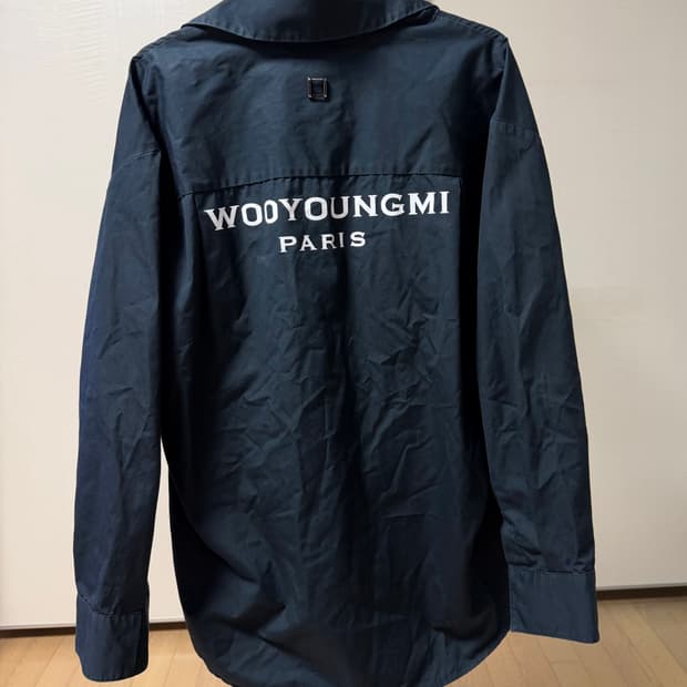 우영미 백로고 셔츠