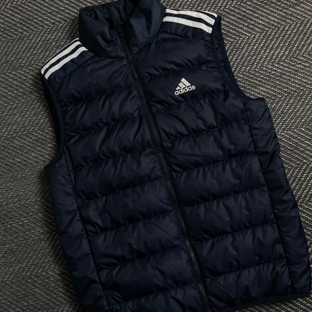아디다스 에센셜 경량 다운 패딩 베스트 네이비y 4456