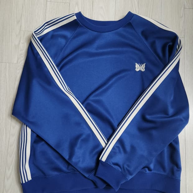 니들스 맨투맨 스무스 로얄 xl사이즈