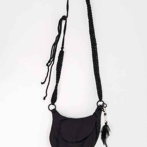 Hyeinseo FW22 SLING BAG W/KEY RING 블랙