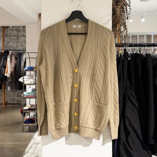 셀린느 베이지 금장 버튼 케이블 니트 가디건