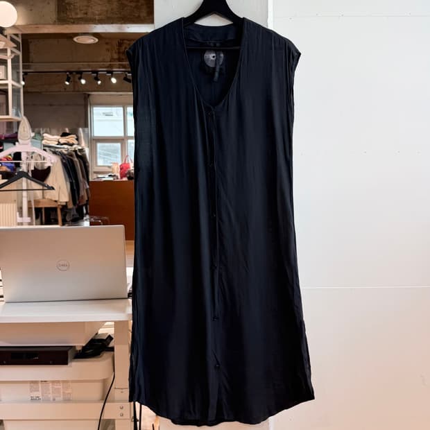 다미르 도마 사일런트 14ss 블랙 슬리브리스 버튼 원피스