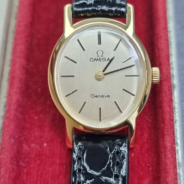 오메가 제네브 빈티지 오벌 샴페인 선레이 다이얼 수동 여성시계