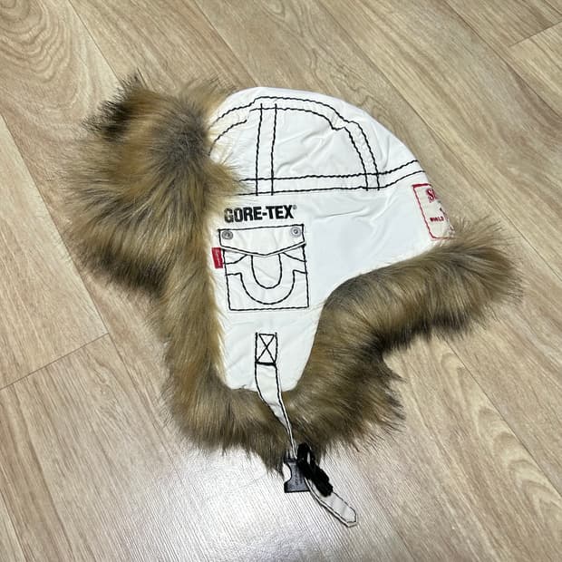 슈프림 x 트루 릴리전 고어텍스 트루퍼 내츄럴 22FW