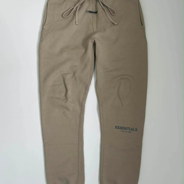 [M] 에센셜 피어오브갓 로고 스웨트 팬츠 베이지