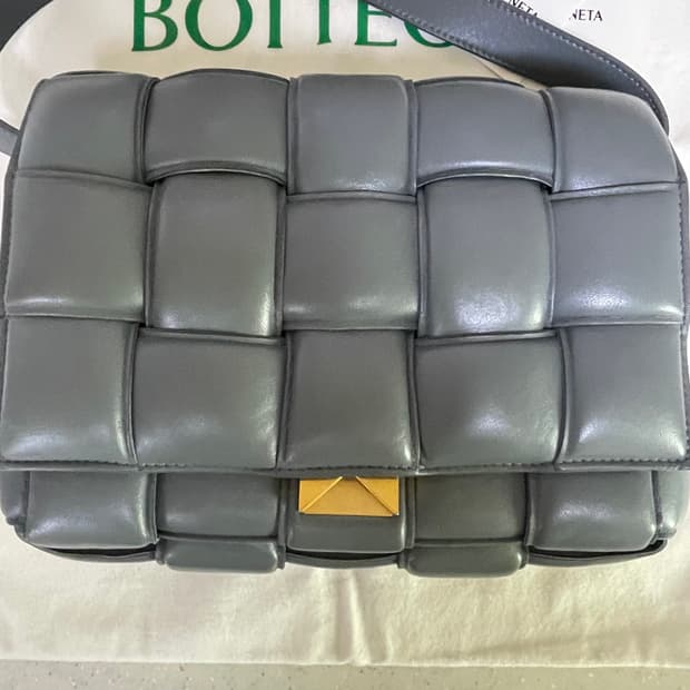 보테가베네타 패디드 카세트백(썬더)