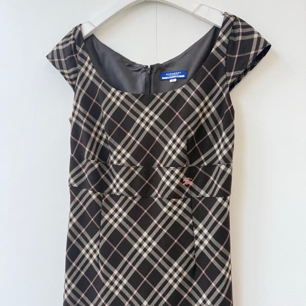 버버리 블루라벨 모카브라운 딸기우유 자수 노바체크 반팔원피스