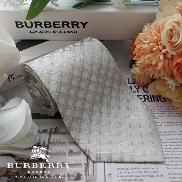 버버리 실크 화이트 실버 체크 넥타이 9.6cm B등급 K1672
