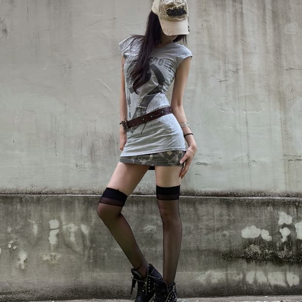 Y2K Glam Heel Graphic Slim T-shirts