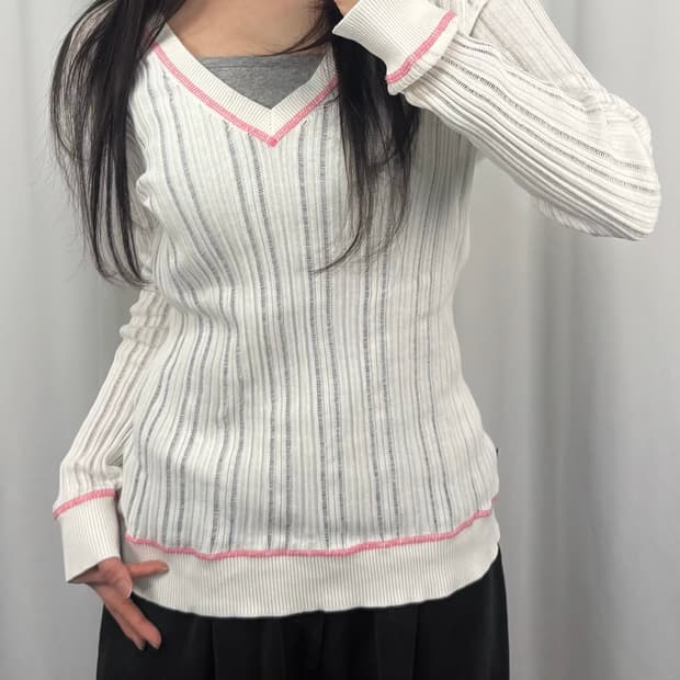 리바이스 화이트 브이넥 니트