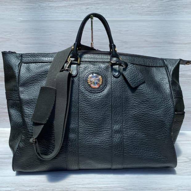 버버리 레더백 구합니다.