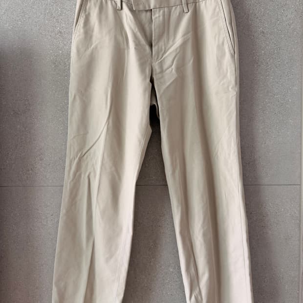 유니클로 남자 베이지색 면바지 기본핏