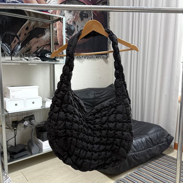 코스 퀼티드 오버사이즈 숄더백